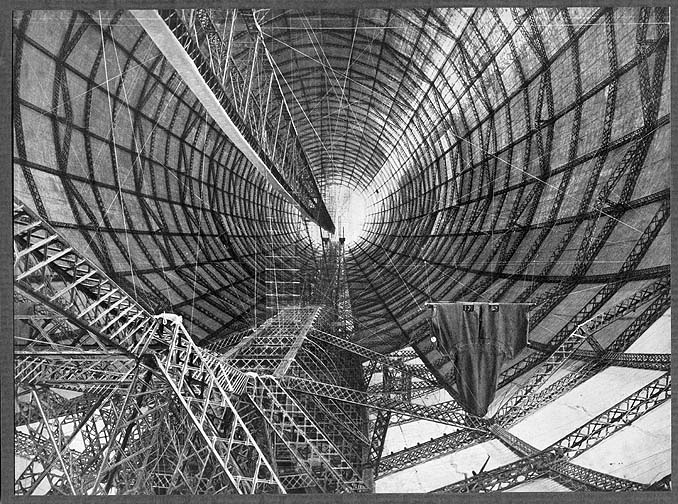 LZ-127_Innenraum_des_Luftschiffes_vom_Bug_aus_gesehen_l.jpg LZ-127_Innenraum_des_Luftschiffes_vom_Bug_aus_gesehen_l.jpg